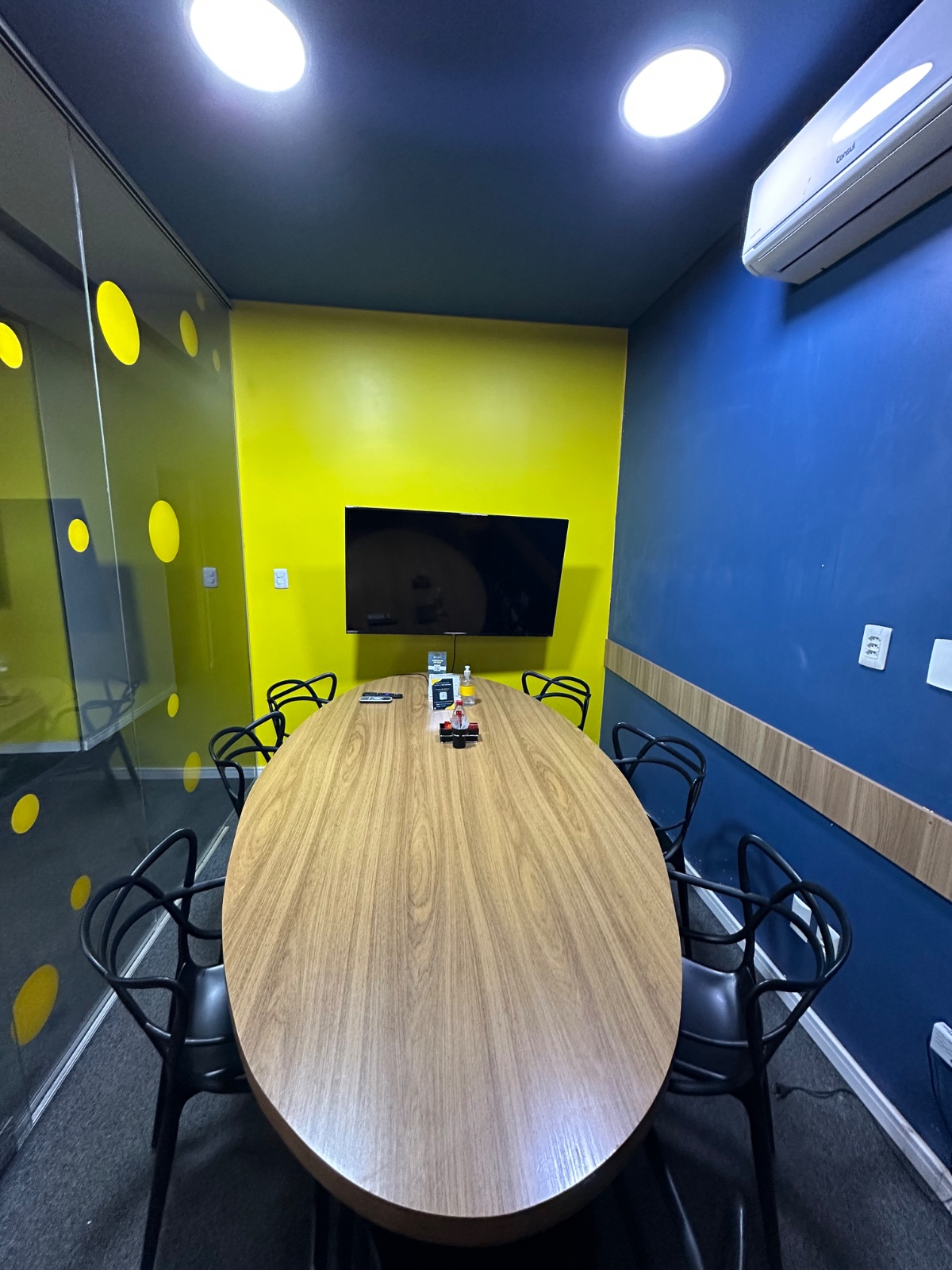 Sala de reunião oval do Hub Cerrado